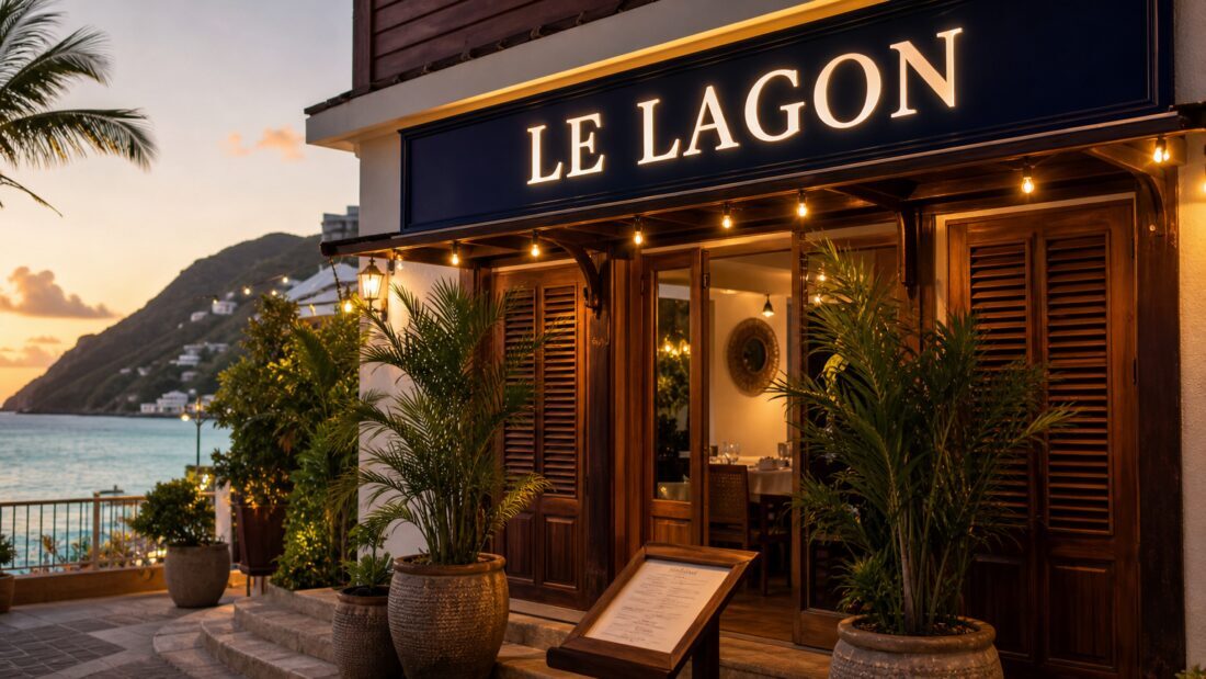 Enseigne rétroéclairée LE LAGON sur le bandeau d'un restaurant créole à Grand-Case Saint-Martin