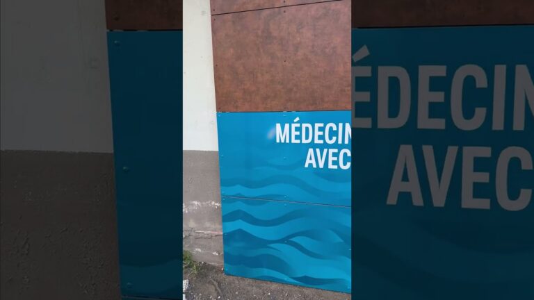 Enseigne bandeau et lettres relief posées sur la façade du cabinet médical URG'SOINS à Capesterre-Belle-Eau