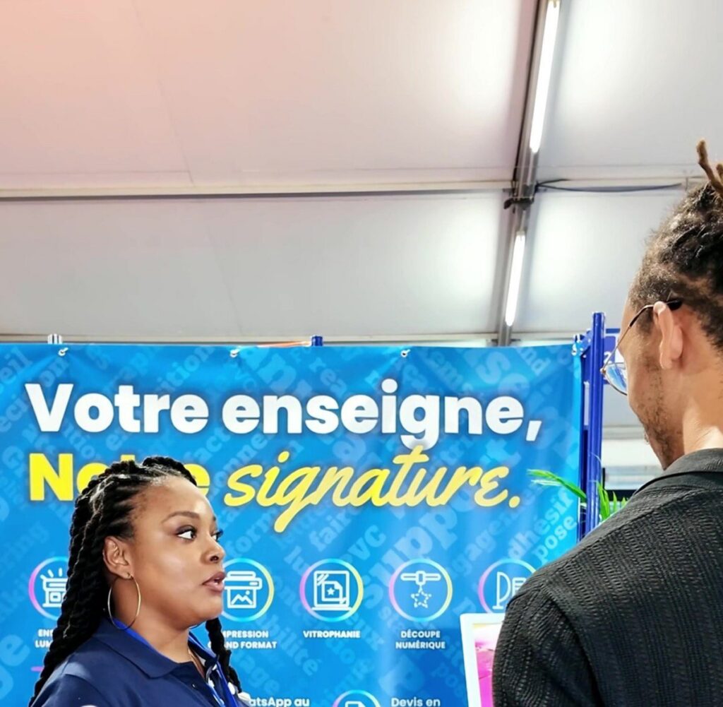 Mur d'image du stand Caïzer, salon SoluCcions